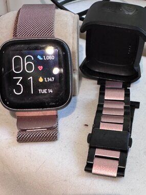 ⌚✨Fitbit Versa 2 Rose Gold Smartwatch Bundle + NEW Metal Band & Charger⌚✨